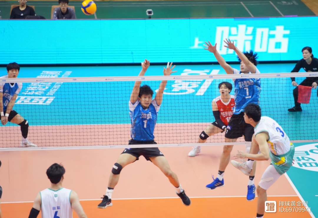中国男子排球队横扫对手晋级