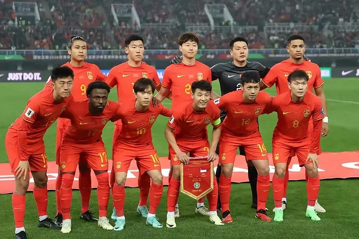 纷呈足球比赛场面，球队争夺胜利